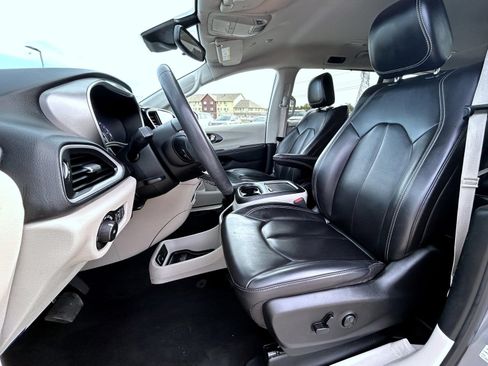 Used 2023 Chrysler Pacifica Touring-L FWD image 11