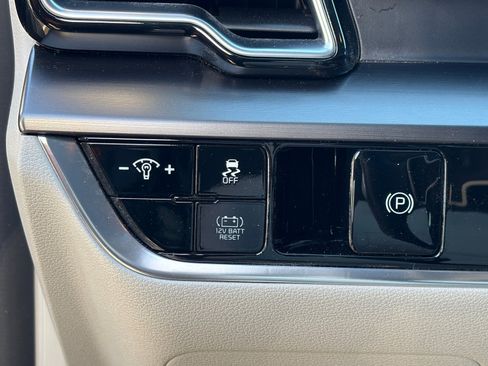 Certified 2025 Kia Sportage EX AWD/4WD image 11