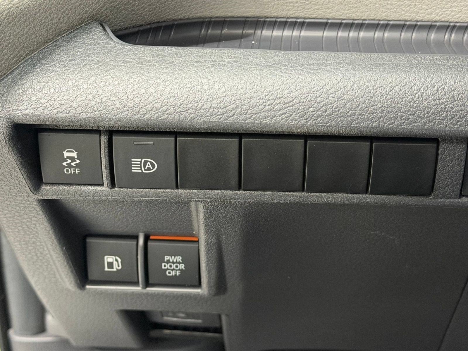 Used 2024 Toyota Sienna XLE FWD image 19