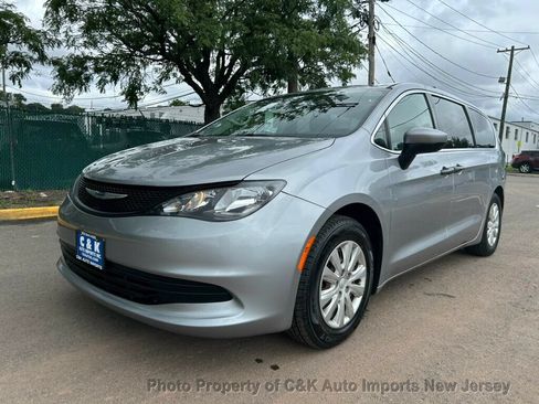 Used 2020 Chrysler Voyager L FWD image 1