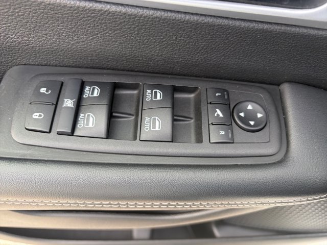 Used 2025 Chrysler Pacifica Limited FWD image 34