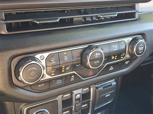 Used 2024 Jeep Wrangler Unlimited image 15