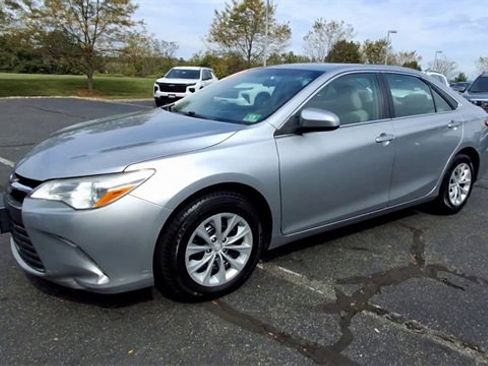 Used 2016 Toyota Camry image 4
