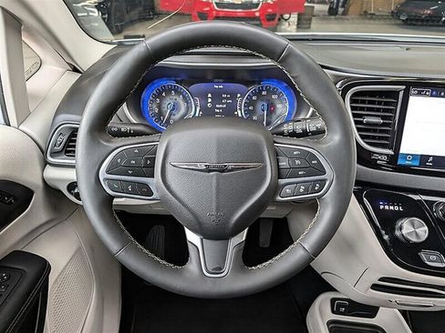 Used 2024 Chrysler Pacifica Touring-L FWD image 19