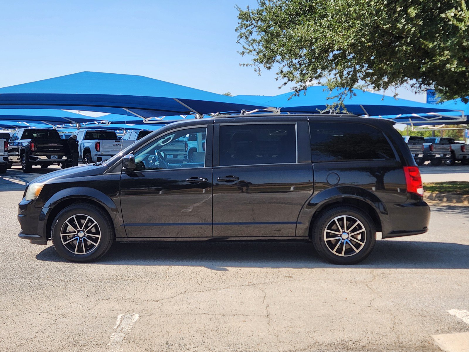 Used 2018 Dodge Grand Caravan SE FWD image 3