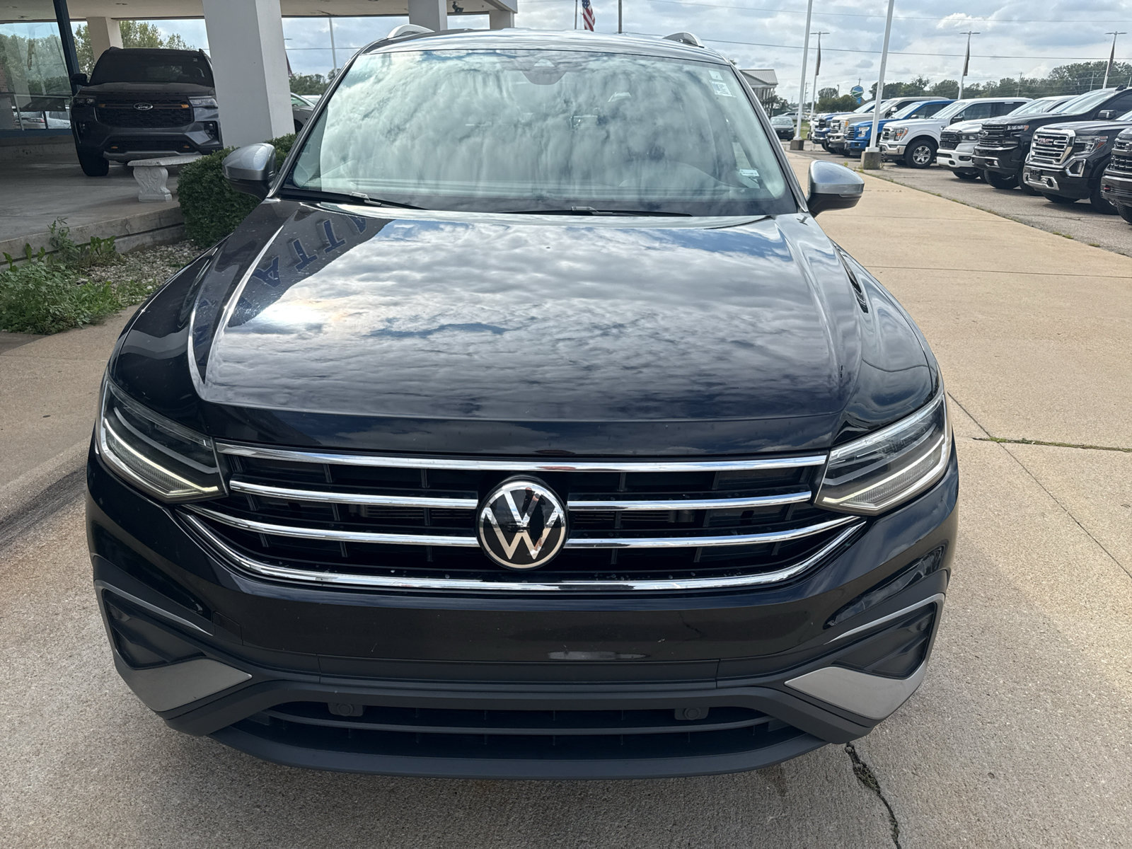 Used 2024 Volkswagen Tiguan Wolfsburg Edition FWD image 3