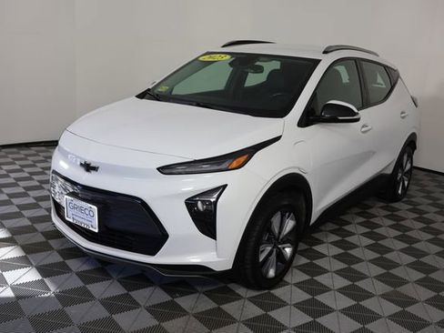 Used 2023 Chevrolet Bolt EUV LT w/ Convenience Package image 4