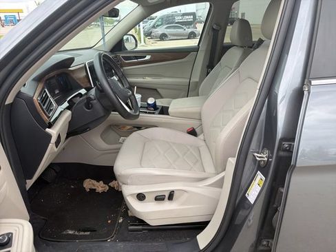 Used 2024 Volkswagen Atlas SE AWD/4WD image 4