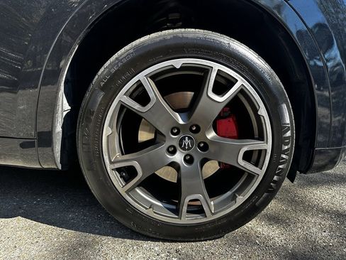 Used 2021 Maserati Levante image 14