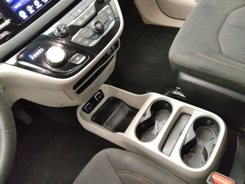 Used 2017 Chrysler Pacifica Touring image 26