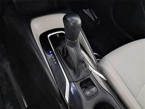 Used 2022 Toyota Corolla LE image 30