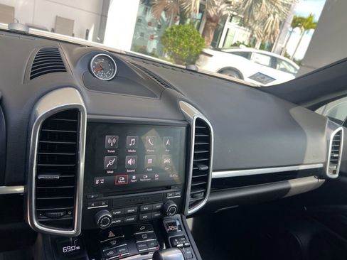 Used 2018 Porsche Cayenne Platinum Edition image 4