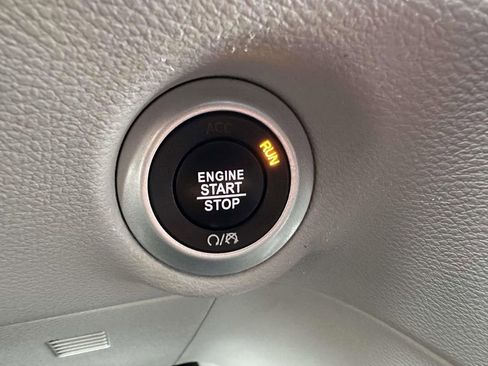 Used 2023 Chrysler Pacifica Touring-L FWD image 21