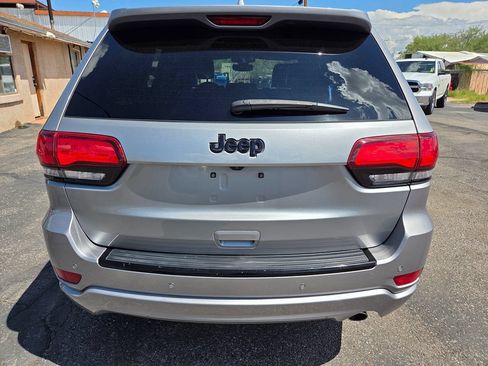 Used 2018 Jeep Grand Cherokee Altitude RWD image 11