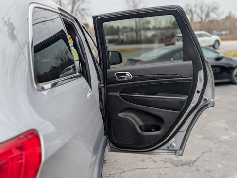 Used 2019 Jeep Grand Cherokee Laredo image 34