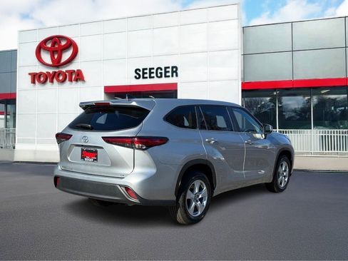 Used 2023 Toyota Highlander LE image 3