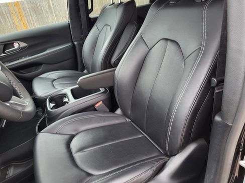 Used 2025 Chrysler Pacifica Select image 16
