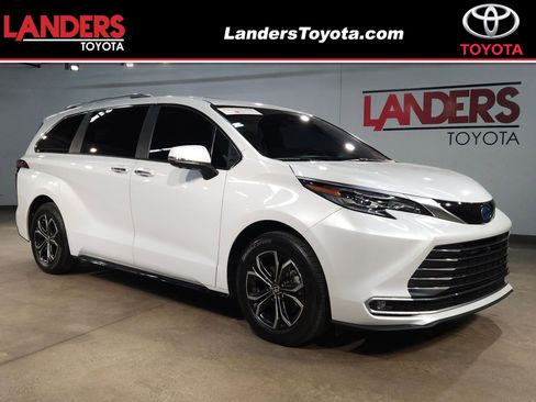 Used 2025 Toyota Sienna Platinum image 1