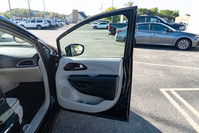 Used 2020 Chrysler Pacifica Limited FWD image 15
