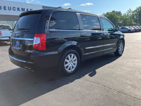 Used 2016 Chrysler Town & Country Touring FWD image 7