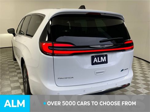 Used 2024 Chrysler Pacifica Select image 6