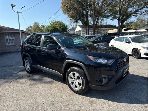 Used 2019 Toyota RAV4 LE image 3