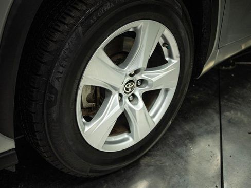 Used 2020 Toyota Highlander LE FWD image 3