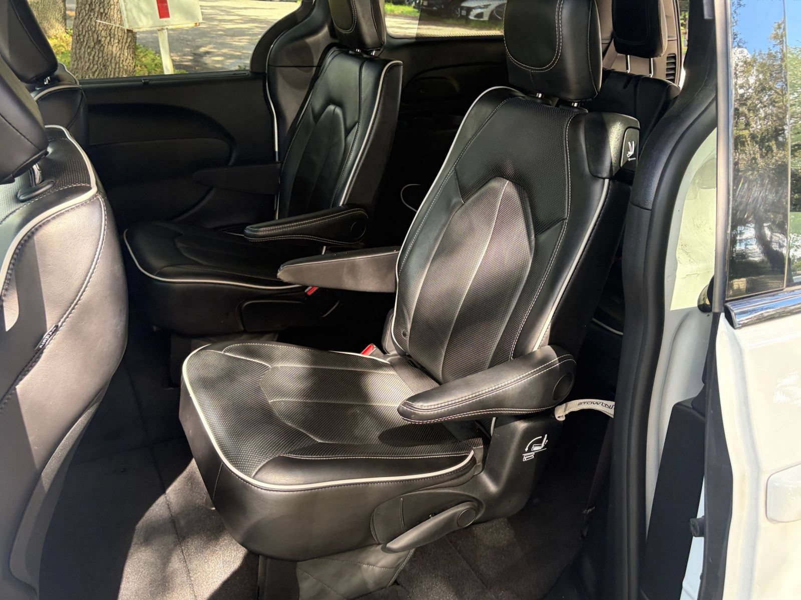 Used 2025 Chrysler Pacifica Limited FWD image 42