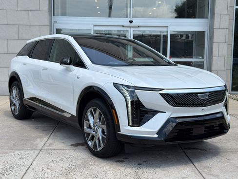 Used 2025 Cadillac Optiq Luxury 1 AWD/4WD image 2
