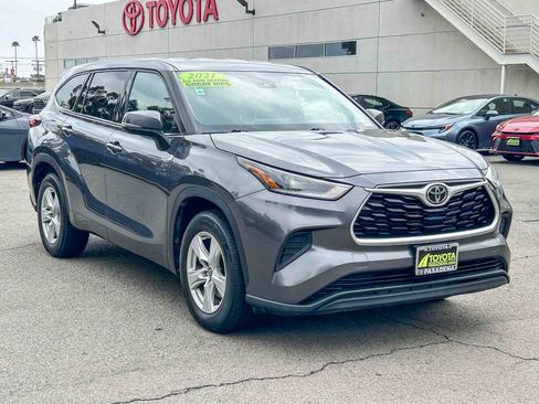 Used 2021 Toyota Highlander L FWD image 3