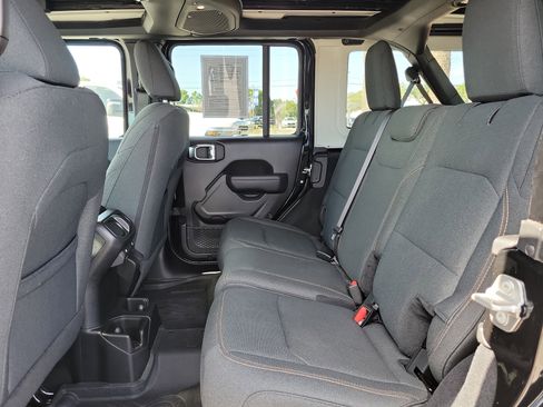 Used 2025 Jeep Wrangler Unlimited Sport AWD/4WD image 16