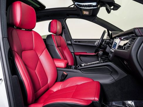 Certified 2025 Porsche Macan image 15