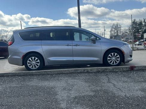Used 2017 Chrysler Pacifica Touring-L image 5
