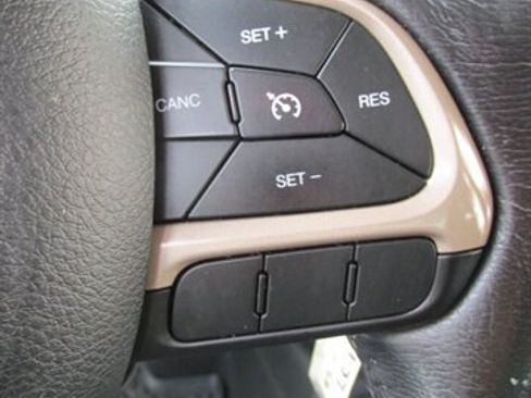 Used 2016 Jeep Renegade Latitude AWD/4WD image 23