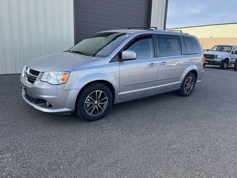Used 2017 Dodge Grand Caravan SXT image 4