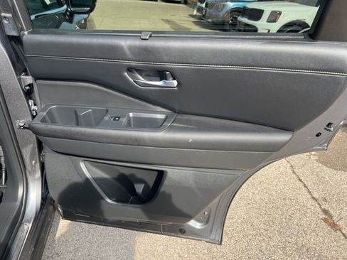 Used 2024 Nissan Pathfinder SL image 16