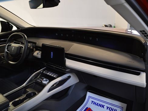 Used 2024 Lincoln Nautilus Reserve w/ Equipment Group 202A image 10