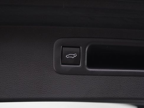 Used 2025 Toyota Highlander XLE AWD/4WD image 18