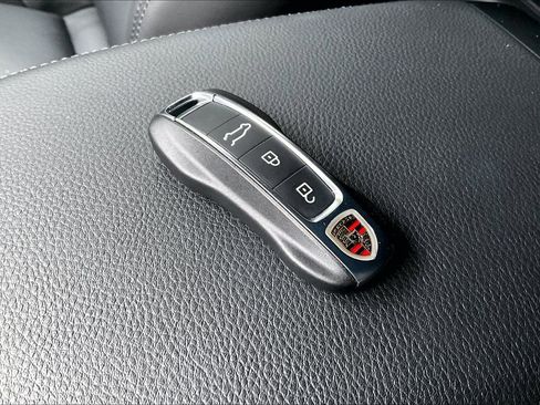 Used 2022 Porsche Cayenne Platinum Edition image 26