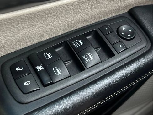 Used 2023 Chrysler Pacifica Touring-L FWD image 42