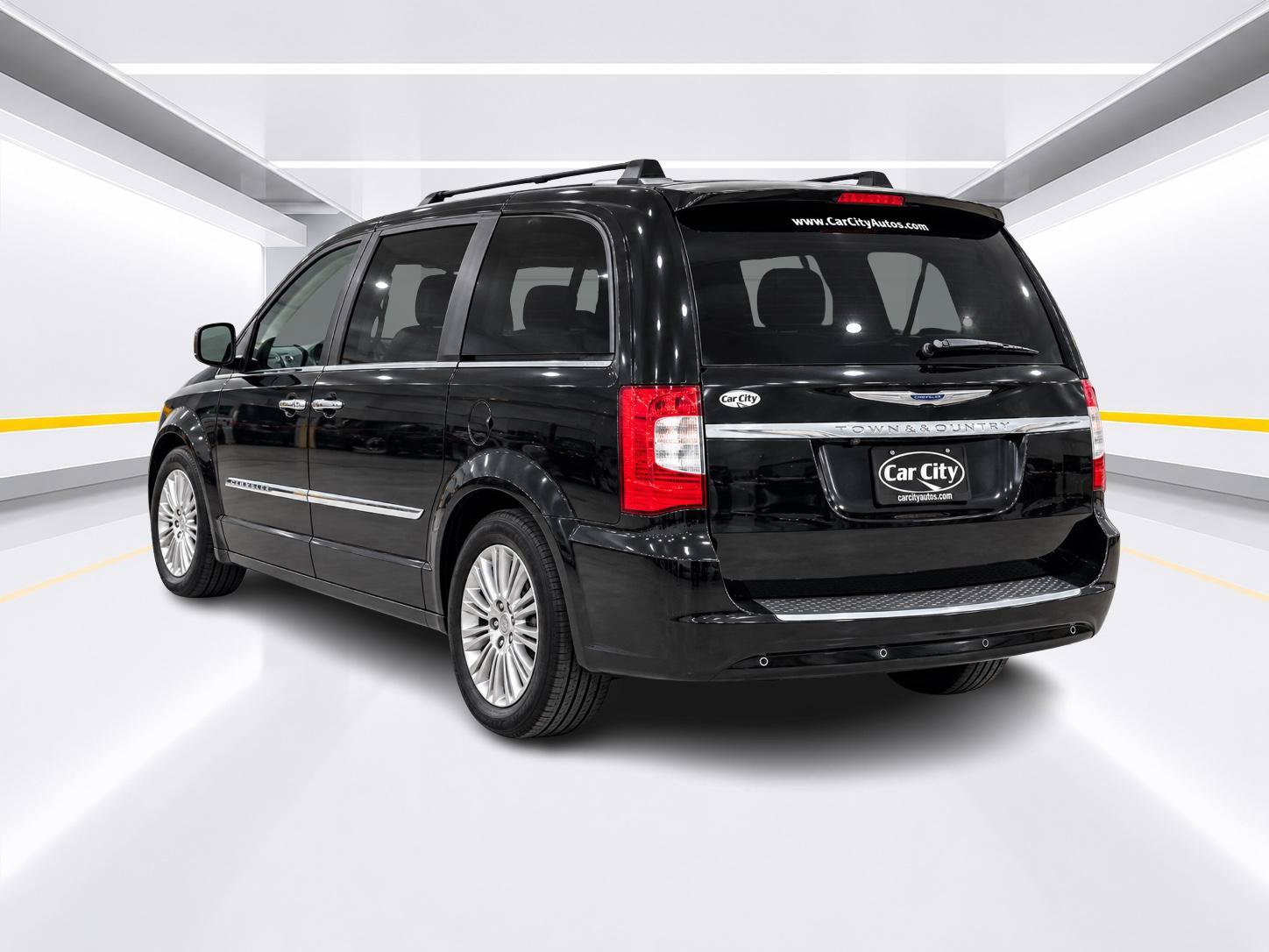 Used 2016 Chrysler Town & Country Touring-L FWD image 3