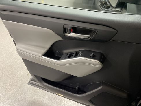 Certified 2024 Toyota Highlander XLE image 14