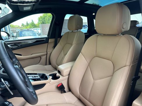 Certified 2026 Porsche Macan AWD/4WD image 5