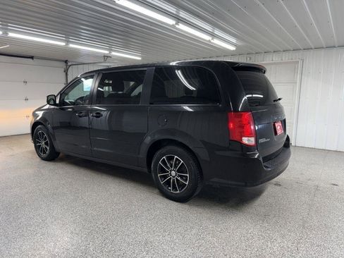 Used 2017 Dodge Grand Caravan SXT w/ Driver Convenience Group image 4