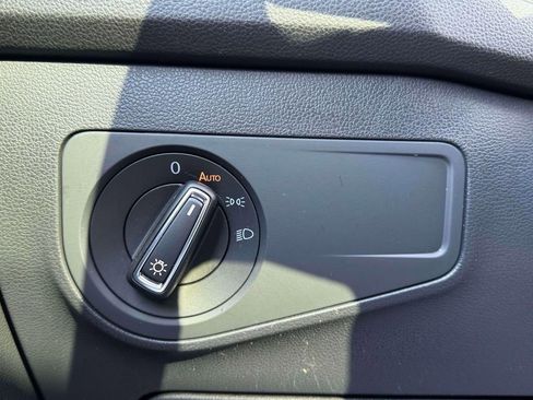 Used 2023 Volkswagen Tiguan SE image 21