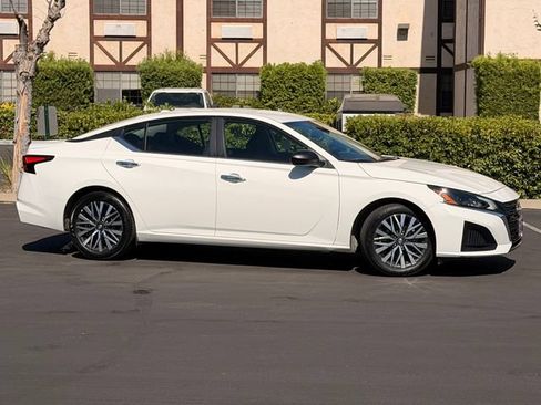 Used 2025 Nissan Altima 2.5 SV FWD image 4