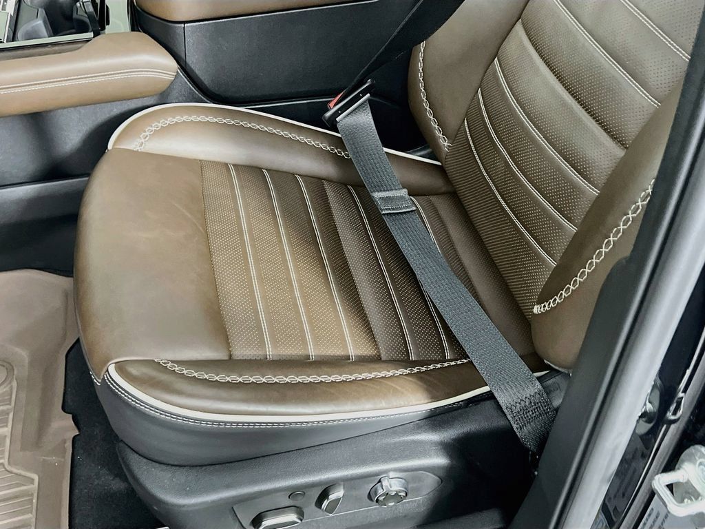 Certified 2025 GMC Yukon Denali Ultimate w/ LPO, Floor Liner Package AWD/4WD image 20
