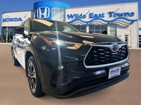 Used 2022 Toyota Highlander XLE image 2