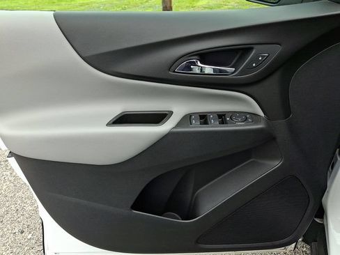 Used 2021 Chevrolet Equinox LS w/ LS Convenience Package FWD image 12