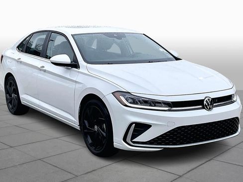 Used 2025 Volkswagen Jetta SE image 2